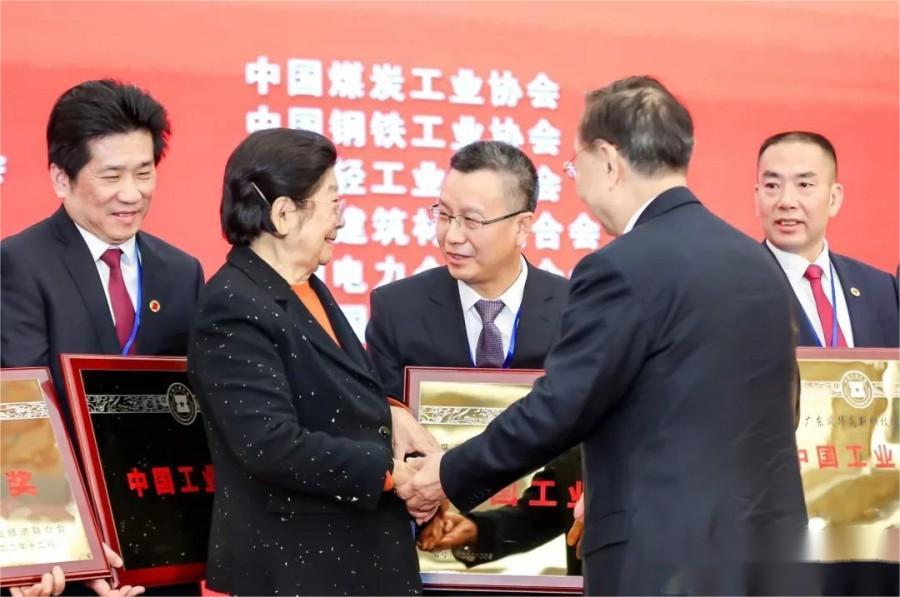 宝钛集团荣膺中国工业领域最高奖